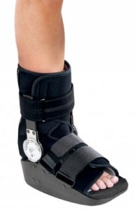 DJO Global MaxTrax ROM Walker Boot - MaxTrax ROM Walker Boot, Size M - 79-95335